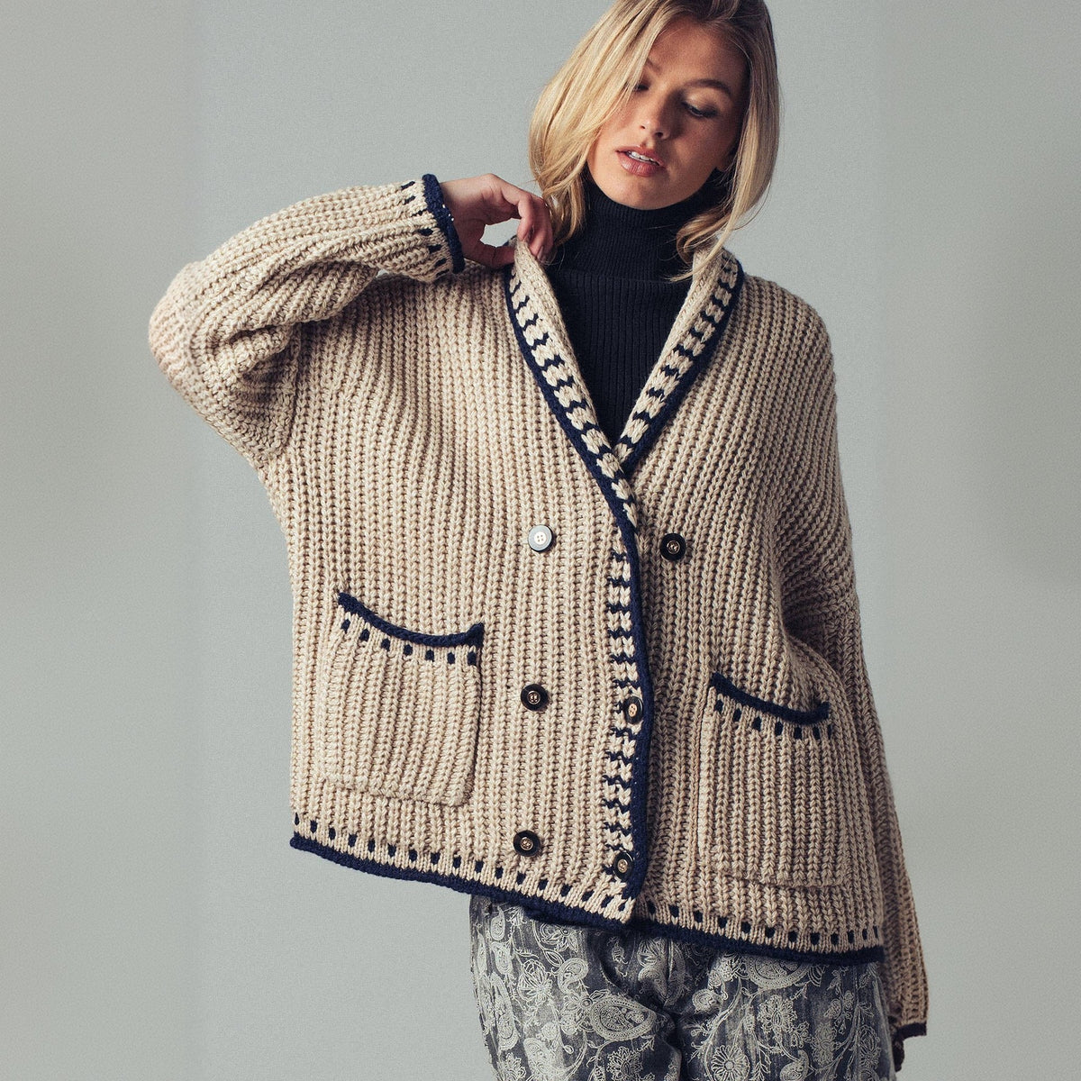 Women's Chunky Knit V-Neck Cardigan with Pockets