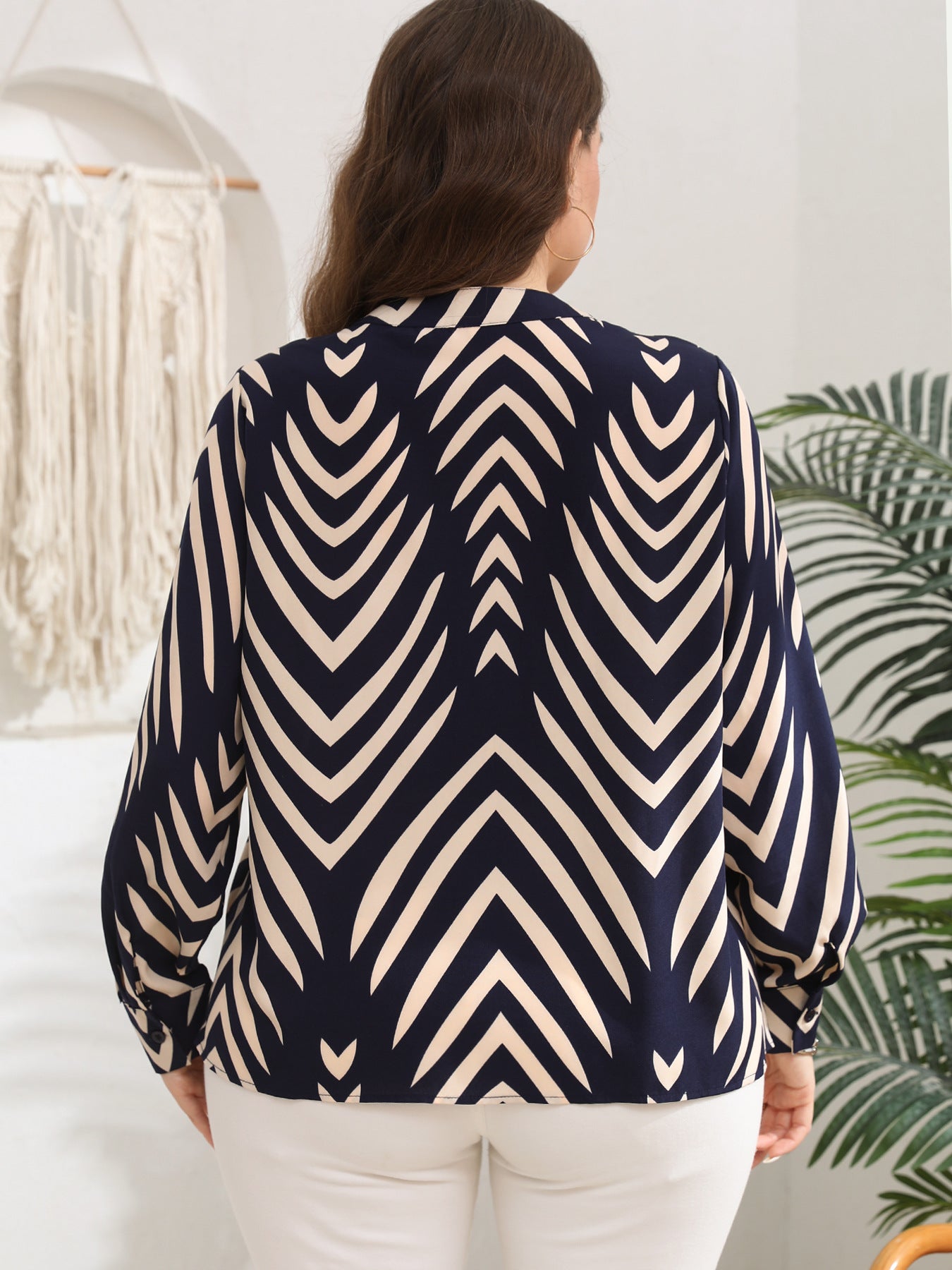Geometric Print Plus Size V Neck Long Sleeve Blouse